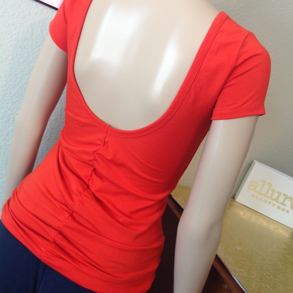 Red Top With Open Back And Scrunched Detail H039 - image 5